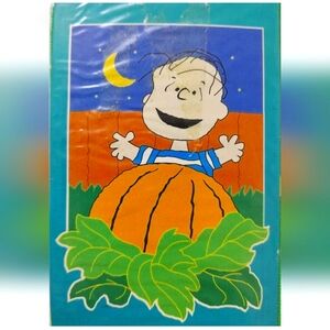 PEANUT'S "LINUS IN THE PUMPKIN PATCH" GARDEN FLAG 1998 VINTAGE